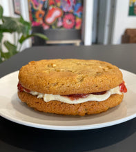 Load image into Gallery viewer, Peanut Butter &amp; Jelly Cookie Cream Sandwich